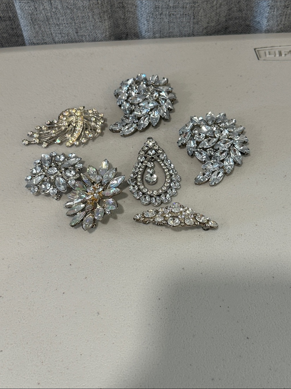 7 assortment Crystal Rhinestone Brooch Set - Silver Sparkle